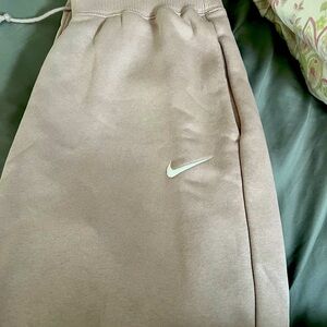 NWT Nike women’s high rise, loose fit sweatpants